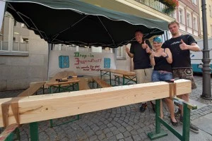Reinhard Kreuz vom Lions Club Mittweida (links) freut sich mit Jessica und Nick vom drop in auf viele Besucher, die sich für die neue Musikanlage am Nagelbalken ins Zeug legen. Das Plakat haben die Jugendlichen selbst erstellt.